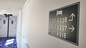 signalétique d'hôtel 3 étoiles chez geographotel panneau directionnel